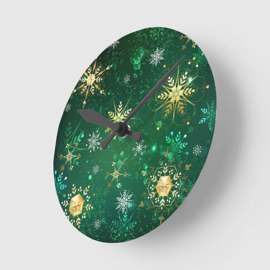 クリスマスの黄金の雪が緑の背景に ラウンド壁時計 (傾斜)
