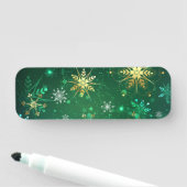 クリスマスの黄金の雪が緑の背景に 名札 (インサイチュ)