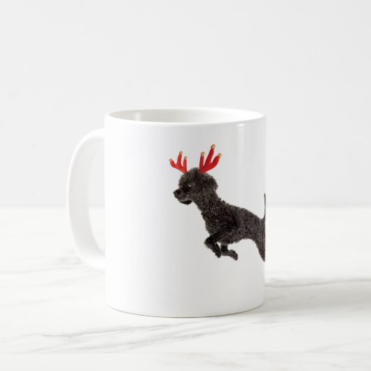 クリスマスの黒いトイプードル犬のトナカイの(雄ジカの)枝角 コーヒーマグカップ (正面左)