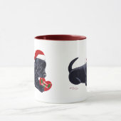 クリスマスの黒いラブラドールの子犬のサンタの帽子 マグカップ (中央)