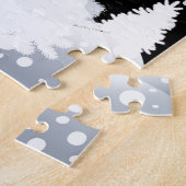 クリスマスのSnowyのおとぎ話のファンタジーの森林冬 ジグソーパズル (側面)