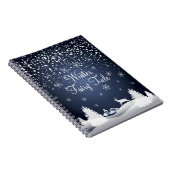 クリスマスのSnowyのおとぎ話のファンタジーの森林 ノートブック (右側)