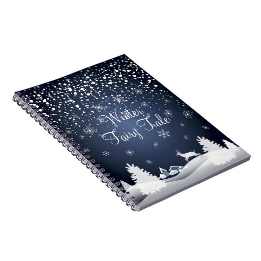 クリスマスのSnowyのおとぎ話のファンタジーの森林 ノートブック (右側)