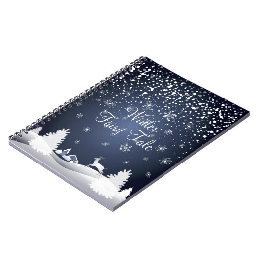 クリスマスのSnowyのおとぎ話のファンタジーの森林 ノートブック (左側)