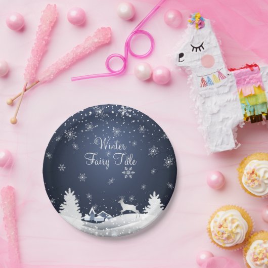 クリスマスのSnowyのおとぎ話のファンタジーの森林 ペーパープレート (パーティー)