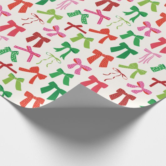 クリスマスはクリームの上に赤い緑のピンクの湾曲形 ラッピングペーパー (角)