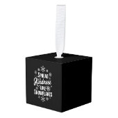 クリスマスは雪の結晶のように優しさを広めるクリスマス キューブオーナメント (正面アングル)