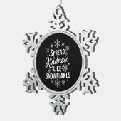 クリスマスは雪の結晶のように優しさを広めるクリスマス スノーフレークピューターオーナメント (右)