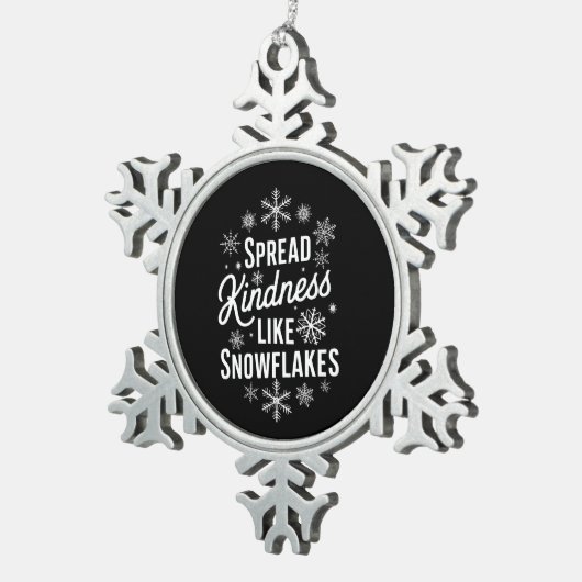クリスマスは雪の結晶のように優しさを広めるクリスマス スノーフレークピューターオーナメント (右)