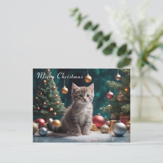 クリスマスよくはしゃぐの子ネコが木のそばにオーナメント ポストカード (スタンド正面)