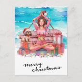 クリスマスをテーマにしたビーチギフト付きヨガの女性 シーズンポストカード (正面)
