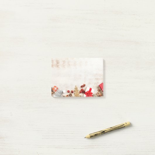 クリスマスをテーマにした木素朴板のアイテム ポストイット (デスク上)