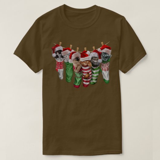 クリスマスをテーマにした靴下のかわいい子猫 Tシャツ (デザイン正面)