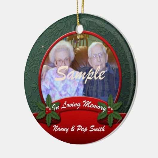 クリスマスを愛するメモリに赤い緑のホリー セラミックオーナメント (左)