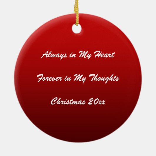 クリスマスを愛するメモリに赤い緑のホリー セラミックオーナメント (裏面)