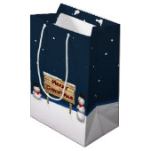 クリスマスを楽しみながら可愛い雪だるま ミディアムペーパーバッグ (正面アングル)