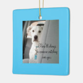 クリスマスを眺めるかわいい守護天使ホワイトドッグ セラミックオーナメント (左)