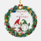 . .クリスマスを祝して我々の格言から君のクリスマスへ セラミックオーナメント (裏面)