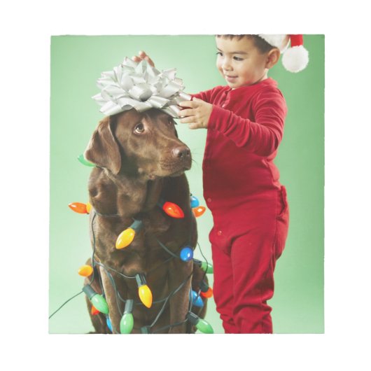 クリスマスを飾る若い男のまわりにの子が犬を照らす ノートパッド (正面)