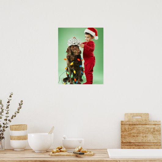 クリスマスを飾る若い男のまわりにの子が犬を照らす ポスター (キッチン)
