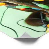 クリスマスを飾る若い男のまわりにの子が犬を照らす ポスター (角)