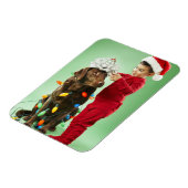 クリスマスを飾る若い男のまわりにの子が犬を照らす マグネット (左側)