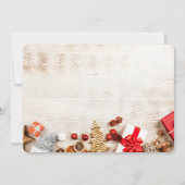 クリスマスアイテムのパーティー付きの素朴な木の写真 招待状 (裏面)