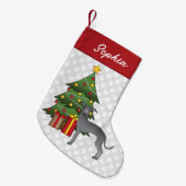クリスマスイタリアンの木を持つブルーグレイハウンド犬 スモールクリスマスストッキング (正面 (吊り時))