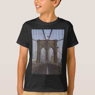 クリスマスイブのブルックリン橋NYCの日の出 Tシャツ
