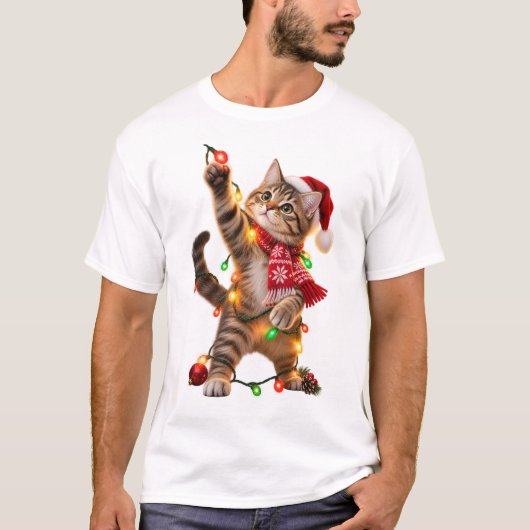 クリスマスイルミネーションを追う猫 Tシャツ (正面)