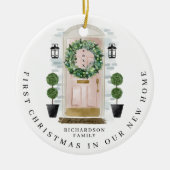 クリスマスインニューホームウォーターカラーピンクドアリース セラミックオーナメント (正面)