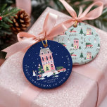 クリスマスインニューホームカワイトタウン&ピンクレトロバン オーナメント<br><div class="desc">パーフェクトオーナメントは、新しいカップル、新婚の人々、そして家族の祝新しい家での彼らの初めてのクリスマスのための記念碑。我々のヴィンテージ休日デザインは、おもしろいヴィンテージの町の風景と風景を特色にする。小さな詳細は全て、この風変わりな小さな地区に捕らえられている。特色ピンクの家はフェスティバルの装飾、ピンクの雪に覆われた木、フェスティバルのショーマン、ランプのポスト、子供たちが歌い、雪の玉を投げる。ピンクのヴィンテージ運バンがクリスマスツリーを家に飾る。裏面は街並みを補完するパターンを特徴としている。このヴィンテージのガーリークリスマスタウン&ヴィンテージバンオーナメントに含まれているすべてのアートワークは、Moodthy Paperyによって手書きのオリジナルのアートワークである。</div>
