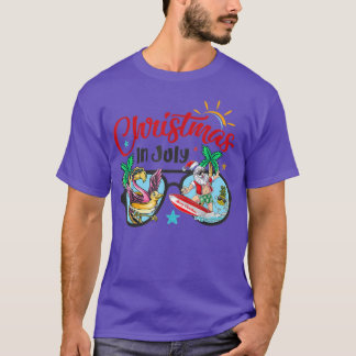 クリスマスイン7月ビーチフラミンゴサンタサーフィンサン Tシャツ
