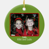 クリスマスエンジェルレッドグリーンリースファミリーフォト名 セラミックオーナメント (裏面)