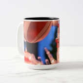 クリスマスオーナメントとハッピーホリデー ツートーンマグカップ (正面左)