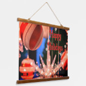 クリスマスオーナメントとハッピーホリデー 吊り下げ型タペストリー (傾斜あり)