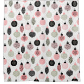 クリスマスオーナメントピンクと緑の白の背景 シャワーカーテン (正面)