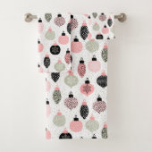 クリスマスオーナメントピンクと緑の白の背景 バスタオルセット (インサイチュ)