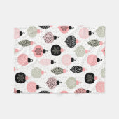 クリスマスオーナメントピンクと緑の白の背景 フリースブランケット (正面(横))