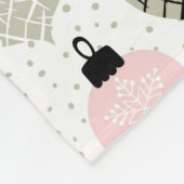 クリスマスオーナメントピンクと緑の白の背景 フリースブランケット (角)