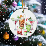 クリスマスカクテル飲料 セラミックオーナメント<br><div class="desc">このデザインはパーソナライズされた、[編集]デザインを選択して行う。他のアイテムに転送することもできます。colorflowcreations@gmail.comで連絡は、このデザインを別の製品で使用するもしか、サポートが必要な場合は、ページの上部にあるチャットオプションを使用する。www.facebook.com/colorflowcreations、www.instagram.com/colorflowcreations、www.twitter.com/colorflowart、後を追およびwww.pinterest.com/colorflowcreationsで自分のデザインや自分の情報を見る。</div>