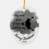 クリスマスカスタムの日付を決してカヤックを試みる セラミックオーナメント (正面)