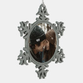 クリスマスカップルのスノーフレーク スノーフレークピューターオーナメント (左)