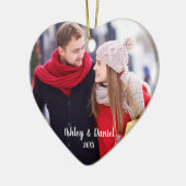 クリスマスカップルの写真赤いハートの雪バック セラミックオーナメント (左)
