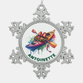 クリスマスカヤック名前をカスタムする スノーフレークピューターオーナメント (正面)