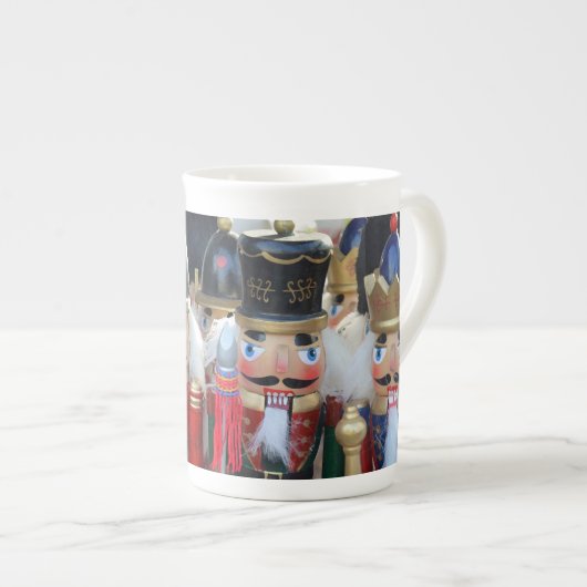 クリスマスカラフルのくるみ割り ボーンチャイナマグカップ (正面右)