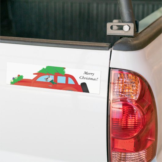 クリスマスカーを木で運転するシュナウザー犬 バンパーステッカー (トラック上)