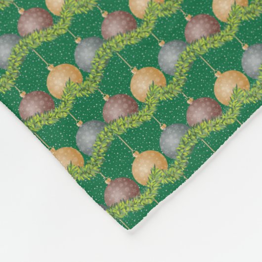 クリスマスガーランドとオーナメントのホリデーパターン フリースブランケット (角)