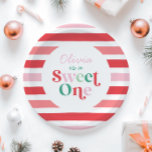 クリスマスキャンディスウィートワン最初の誕生日 ペーパープレート<br><div class="desc">甘い！クリスマスキャンディースウィート1つの最初の誕生日パーティーの招待キャンディ、ジェリービーンズと他のキャンディ。</div>