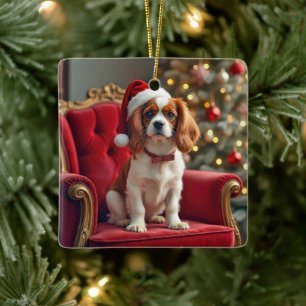 クリスマスキングチャールズスパニエル犬オンザレッドチェア セラミックオーナメント